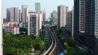 4k航拍重庆行驶中的轻轨列车城市交通视频的预览图